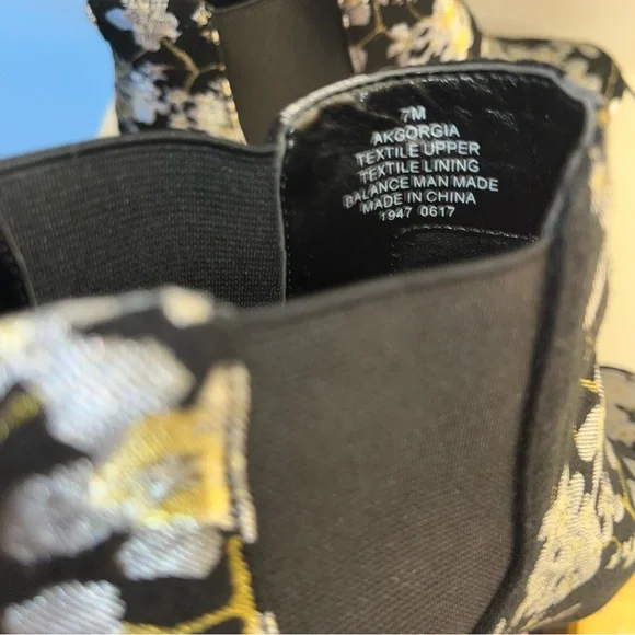 NWT/NIB Anne Klein Akgorgia slip on ankle boots size 7. Silver & gold flowers - Picture 10 of 14